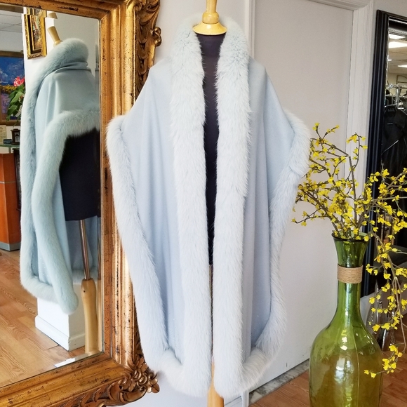 $1389 Cape with Real Fox & Rhinestones - Picture 1 of 6